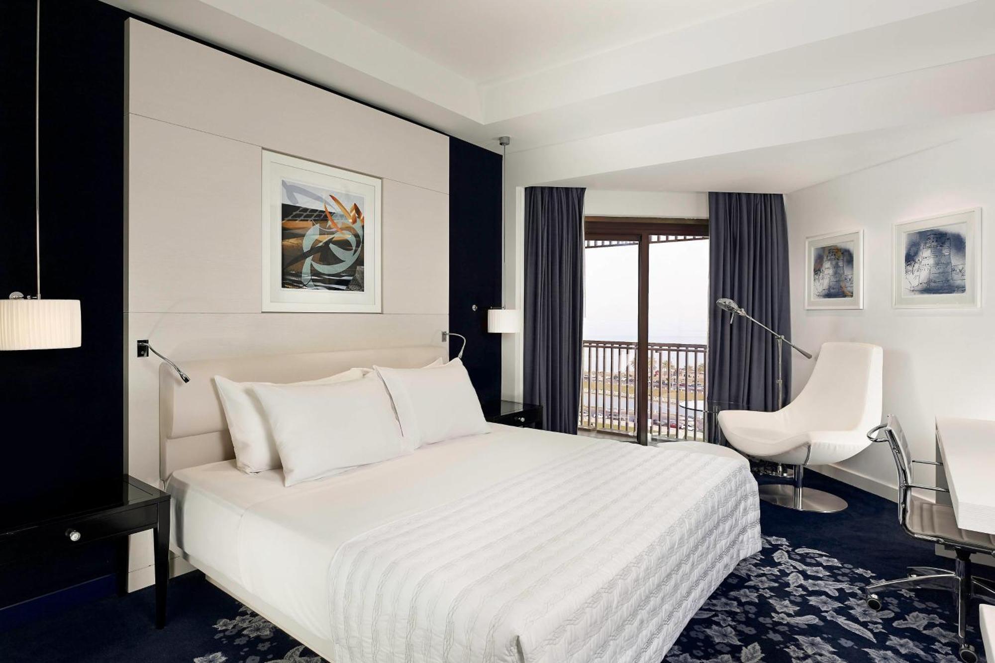 Le Meridien Al Khobar Exterior photo A room at the hotel