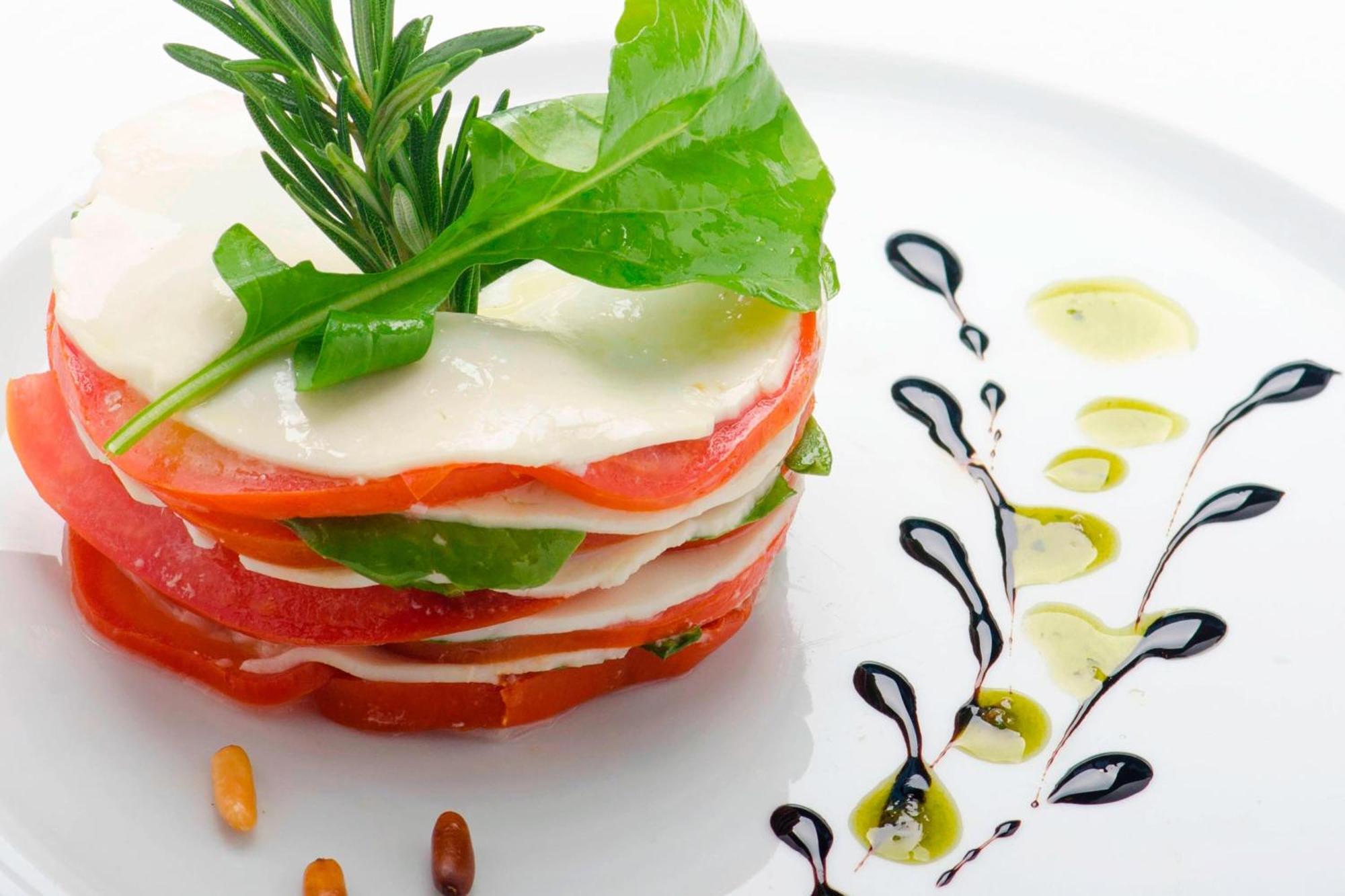 Le Meridien Al Khobar Exterior photo A caprese salad