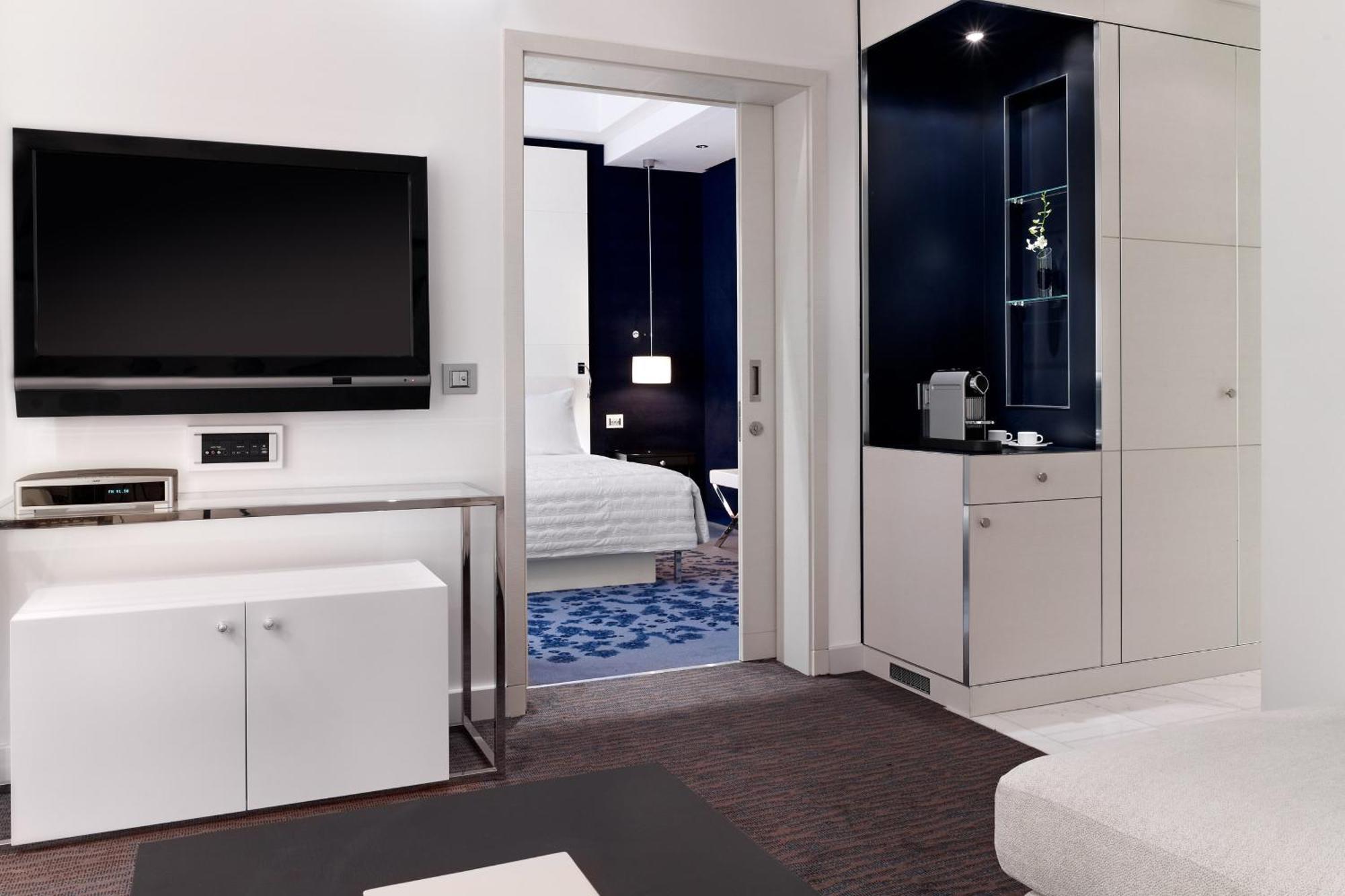 Le Meridien Al Khobar Exterior photo A room at the hotel
