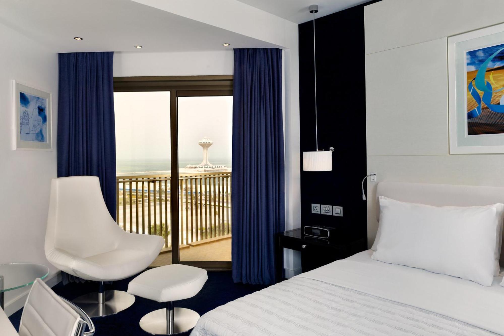 Le Meridien Al Khobar Exterior photo A room at the hotel