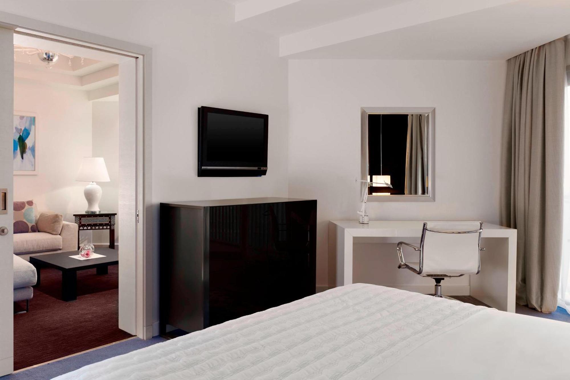 Le Meridien Al Khobar Exterior photo A typical bedroom in a typical hotel