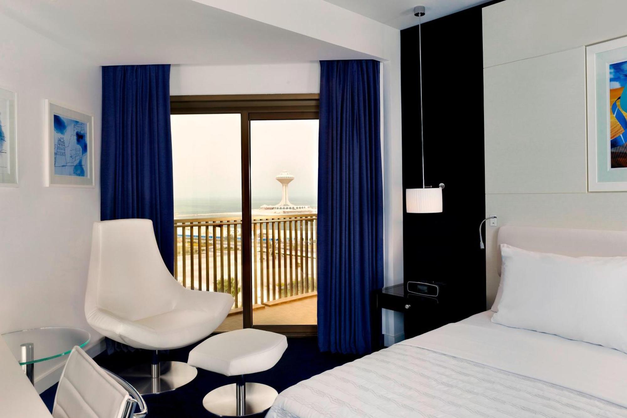 Le Meridien Al Khobar Exterior photo A room at the hotel