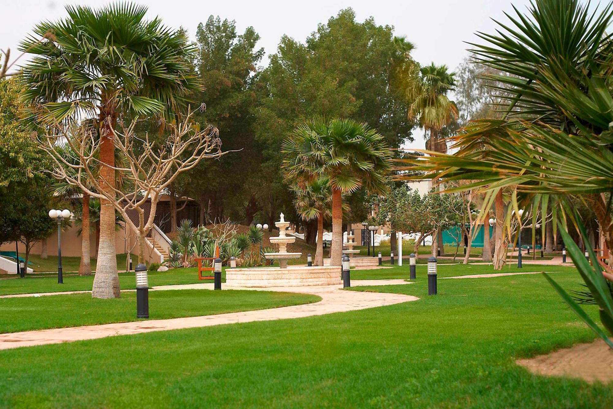 Le Meridien Al Khobar Exterior photo The park of the hotel
